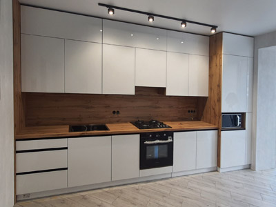 Кухня на заказ с акриловыми фасадами